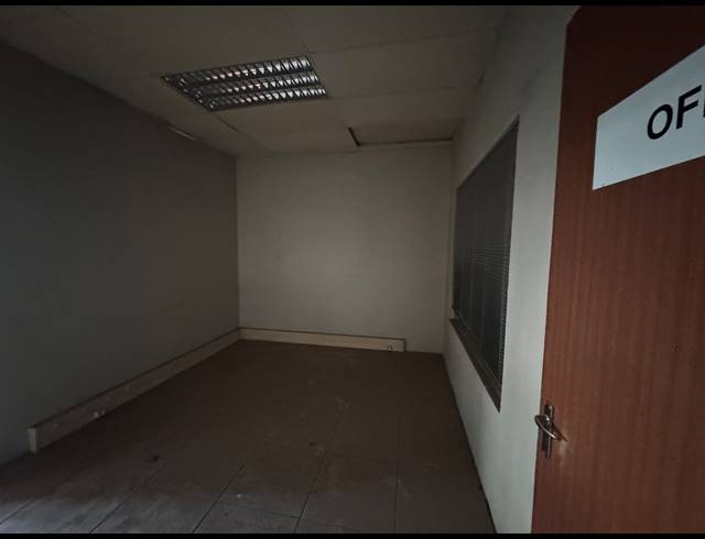 1,000M² WAREHOUSE TO LET IN WYNBERG